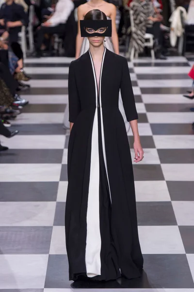 Look 16